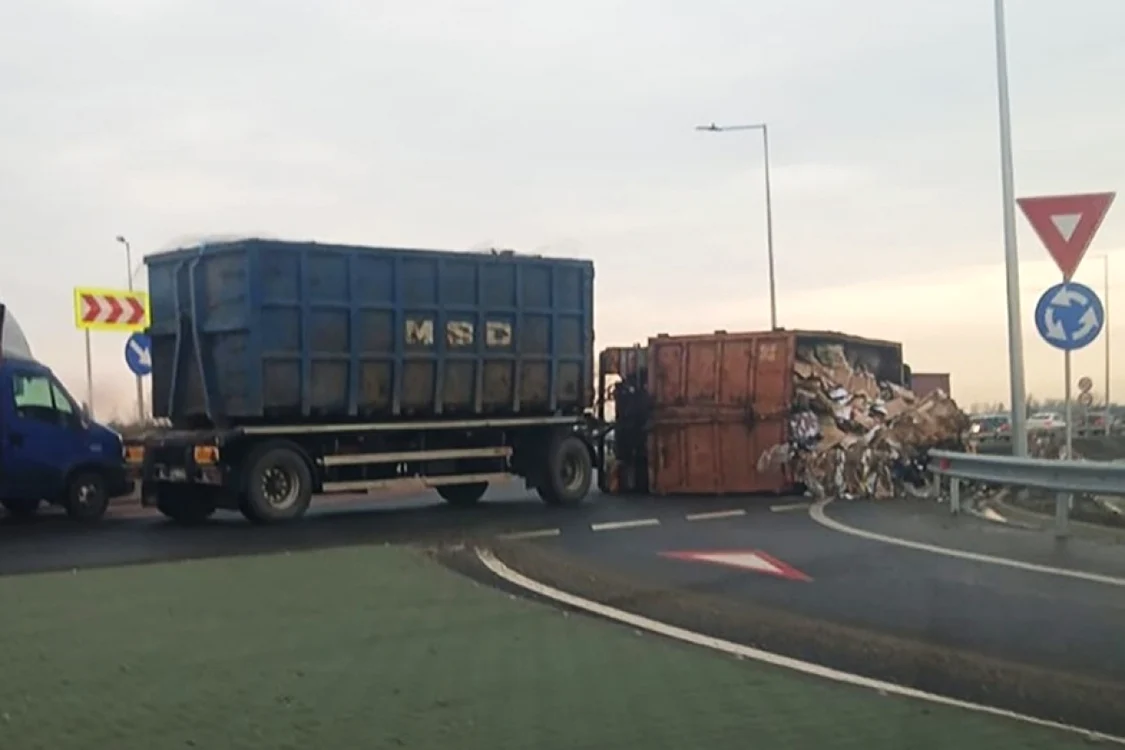 Camion cu deşeuri reciclable, răsturnat FOTO: IPJ Buzău