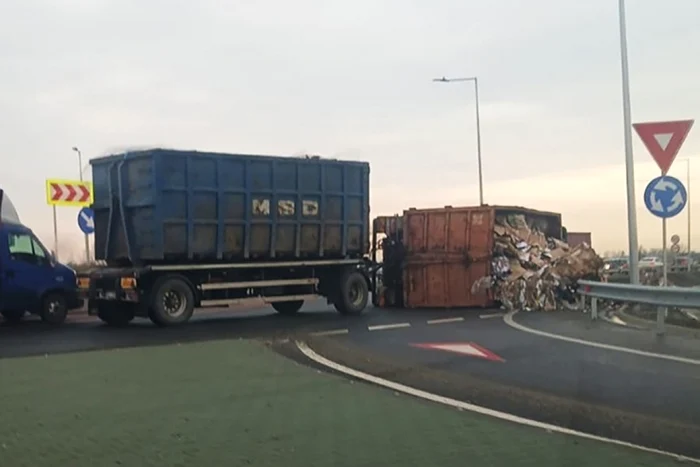 Camion cu deşeuri reciclable, răsturnat FOTO: IPJ Buzău