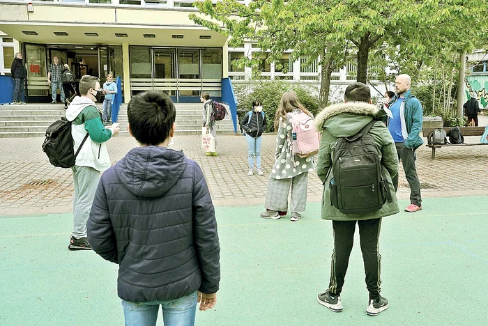 La intrarea în instituţia de învăţământ se respectă distanţarea socială