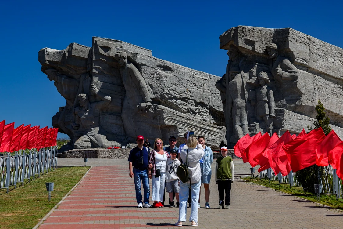 Turisti vizitează memorialul Adzhimushkay din Crimeea FOTO profimedia