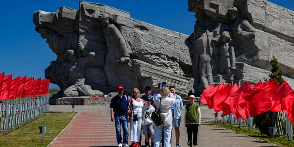 Turisti vizitează memorialul Adzhimushkay din Crimeea FOTO profimedia jpg