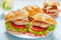 Sendvis cu friptura  Sursa foto shutterstock 538779925 jpg