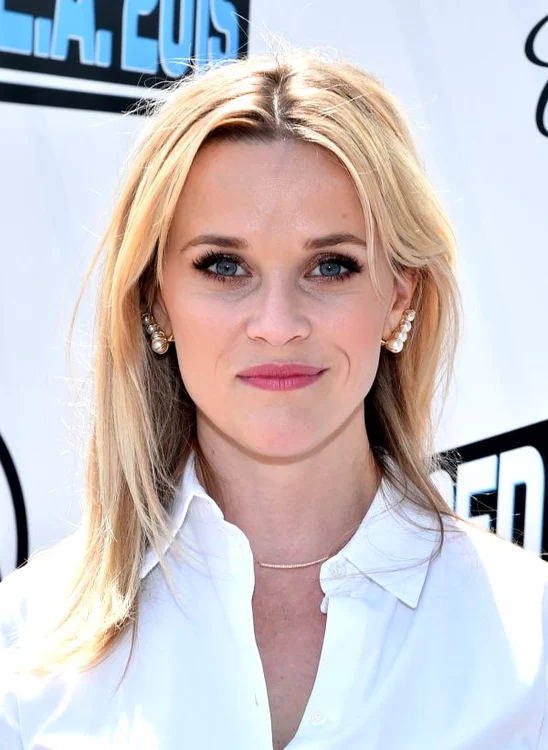 
    Reese Witherspoon se bucură că are o fiică la fel de frumoasă ca ea. Actriţa şi Ava Phillipe seamănă ca două picături de apă.Foto: Arhiva personală  