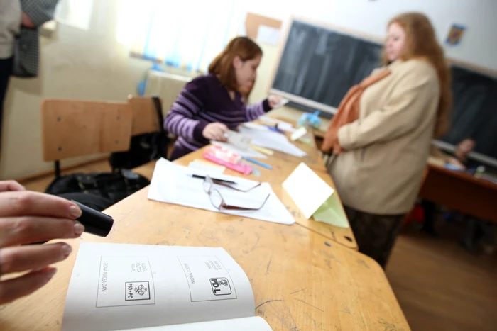 Românii simpli sunt mai grijulii
cu votul „căpşunarilor“ decât unii politicieni Foto: adevărul