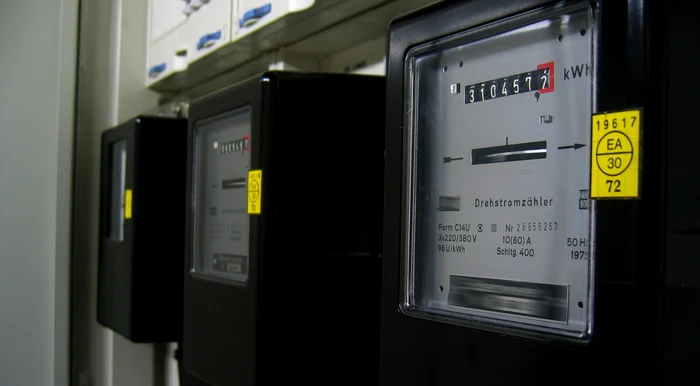 Sute de mii de români vor fi nevoiți să își monteze un al doilea contor pentru energia electrică