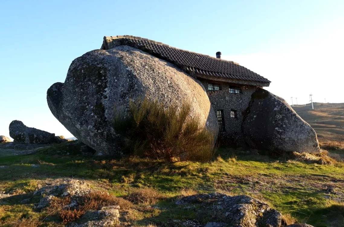 Casa do Penedo, cunoscută de mulți drept casa familiei Flintstones (foto: Facebook)