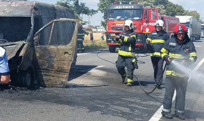 Două autoturisme şi un microbuz s-au ciocnit şi au luat foc