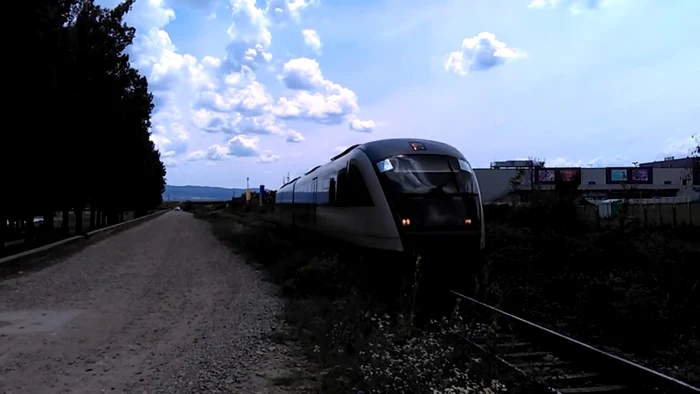 InterRegio sau Săgeata Albastră - tren de călători 1521 care circulă pe relaţia Bucureşti - Păuşa din Călimăneşti - Vâlcea Foto DMS