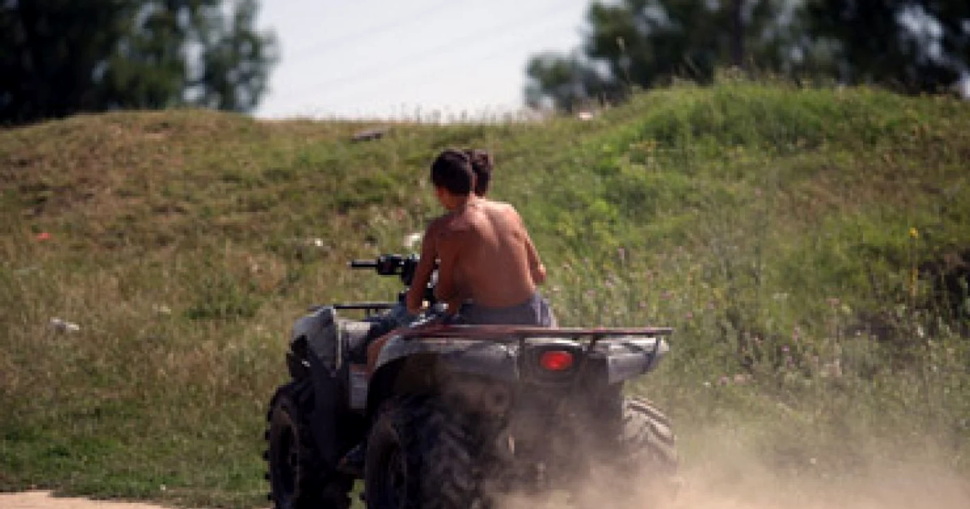 Timişoara: Inconştienţă! A băut, s-a urcat pe ATV fără permis şi şi-a rănit copilul de patru ani