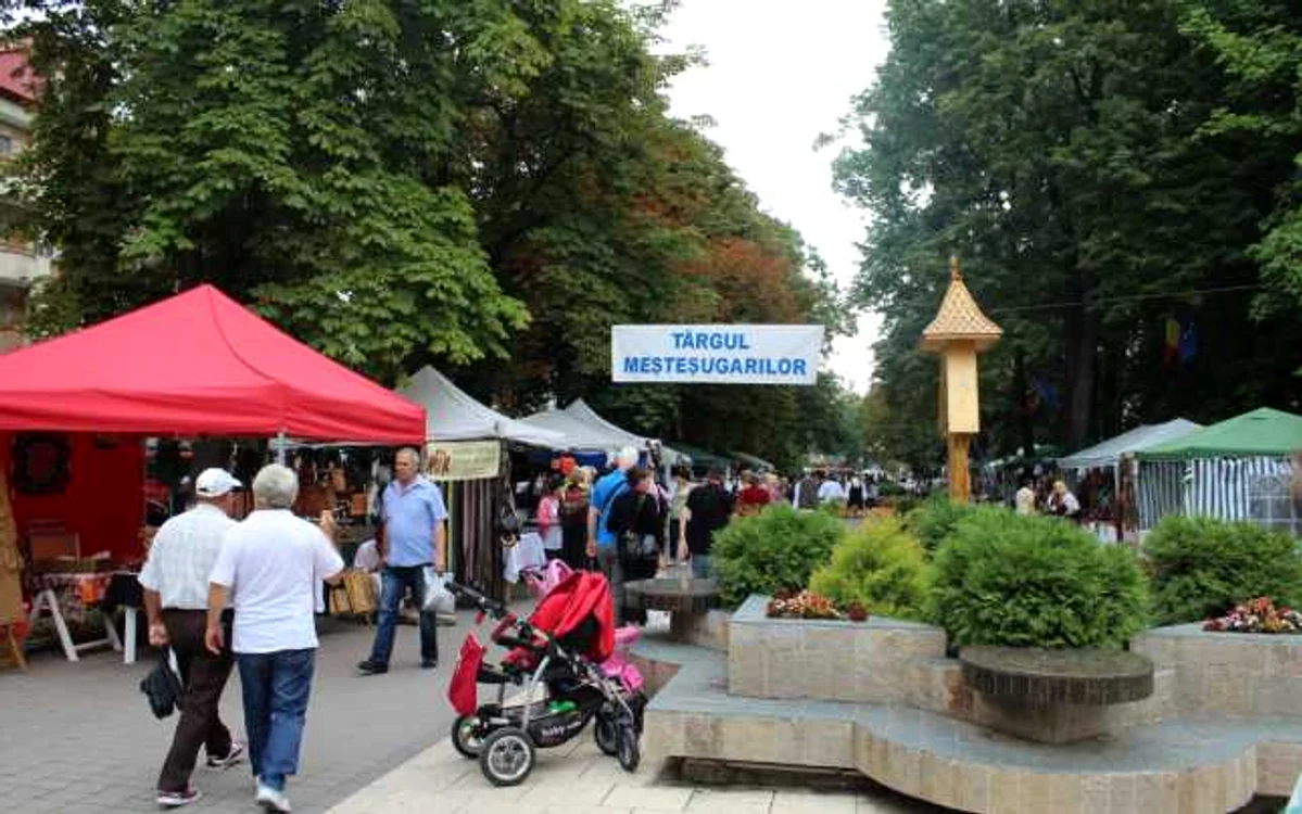 Târgul meşterilor populari a fost organizat pe pietonalul Unirii FOTO Cosmin Zamfirache