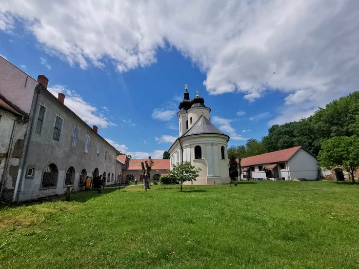 Mănăstirea sârbească din comuna Birda FOTO Ștefan Both