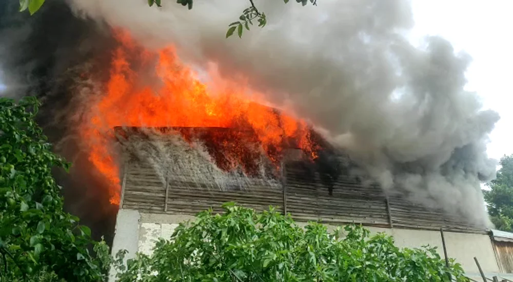 O casă cu etaj din Buzău și trei anexe au fost distruse într-un incendiu violent VIDEO
