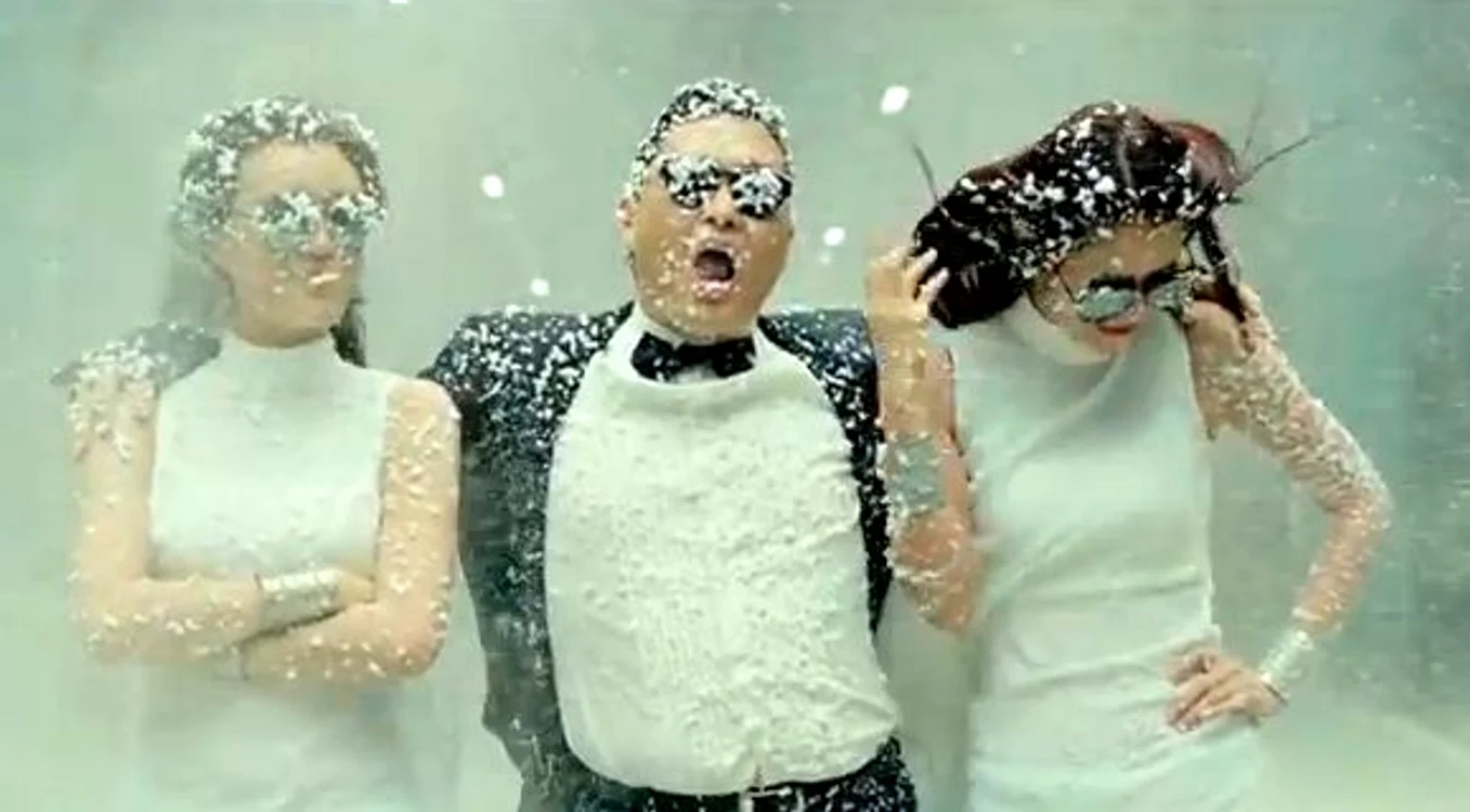 
    Psy ironizează în clipul «Gangnam Stley» stilul de viaţă extravagant al bogătaşilor din cartierul Gangnam, din Seul.  