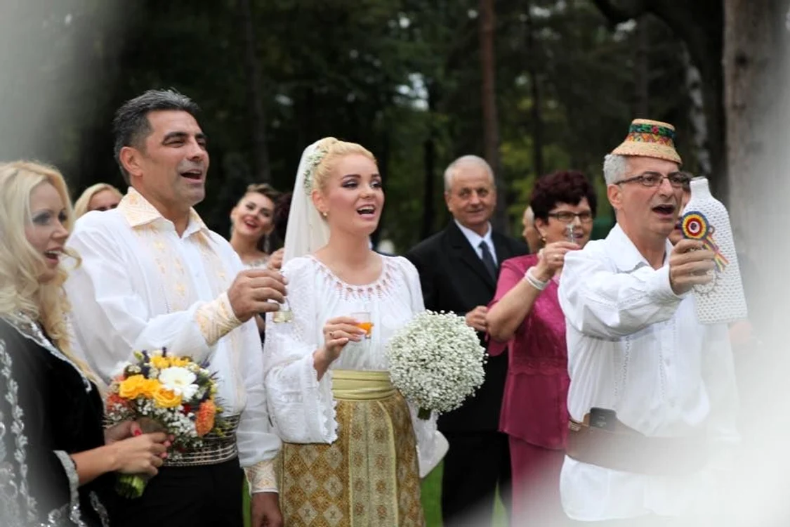 Cununia religioasă a avut loc lângă restaurant și a fost oficiată de un preot, pe pajiște