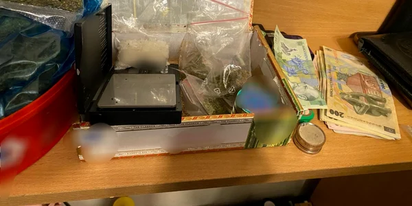 Droguri, psihoactive și alte bunuri confiscate în urma unor percheziții în Sibiu Foto DIICOT
