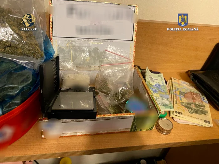 Droguri, psihoactive și alte bunuri confiscate în urma unor percheziții în Sibiu Foto DIICOT