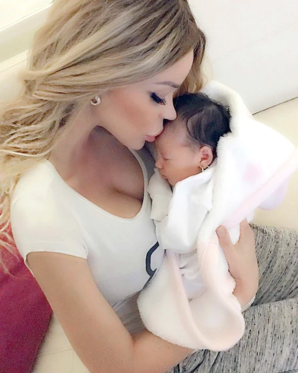Pe 26 septembrie, Bianca Drăguşanu  a devenit şi ea mămică. Pe micuţă  o cheamă Sofia Natalia