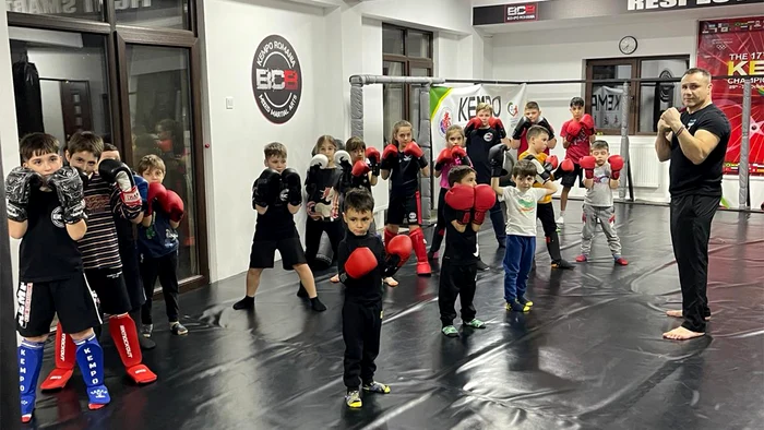 Zeci de copii vor să-i calce pe urme