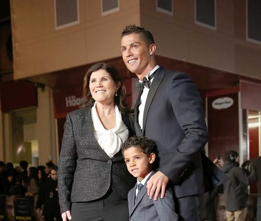 Cristiano Ronaldo, alături de mamă şi de fiul lui, la premiera filmuluiFoto: AP