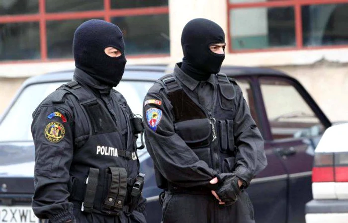 Bărbatul de 35 de ani este agent de poliţie în Târgu Jiu şi a fost preluat de Parchetul de pe lângă Curtea de Apel CraiovaFoto: Arhiva Click!