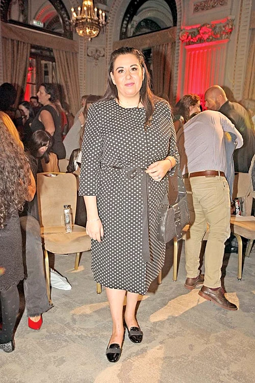 Oana Roman s-a îmbrăcat elegant şi şi-a pus un colier de perle