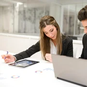 doi angajati la birou jpg