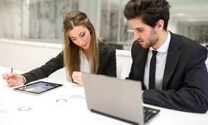 doi angajati la birou jpg