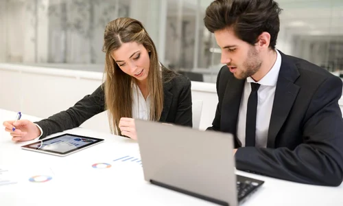 doi angajati la birou jpg