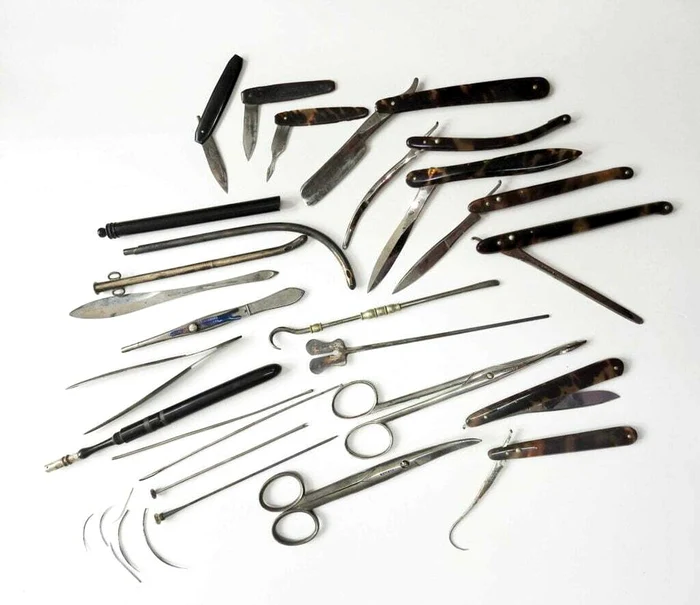 Trusa lui Carol Davila, expusă la MNIR