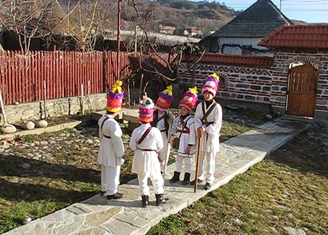 Colindători irozi în zilele noastre din Titeşti - Ţara Loviştei în judeţul Vâlcea Foto Adevărul - credit Petrică Lupu