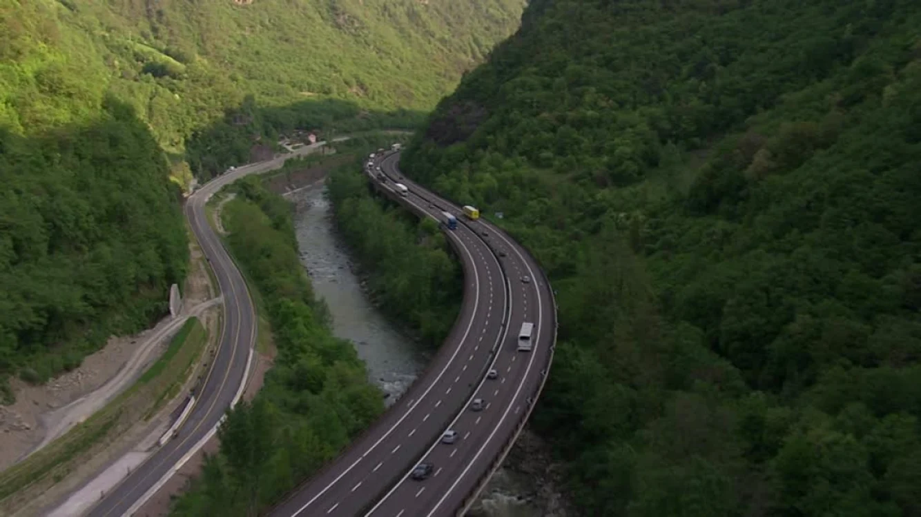 
    Autostrada Sibiu-Pitești va fi prima șosea de viteză din România care va străbate muntele  