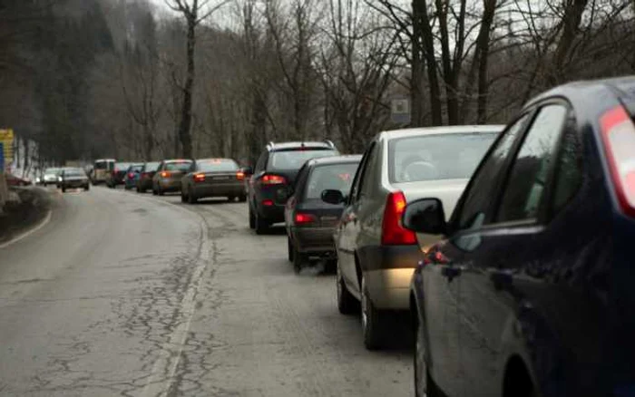Mii de turişti sunt în trafic zilele acestea, pe Valea Prahovei. FOTO: Adevărul