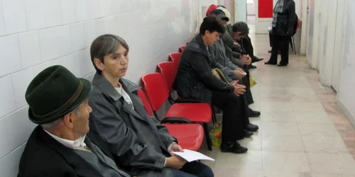 Bolnavii de cancer stau la cozi în condiții mizere