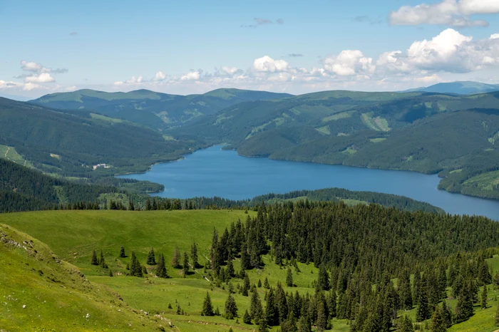 Lacul Vidra, văzut din Munții Latoriței. FOTO: Shutterstock