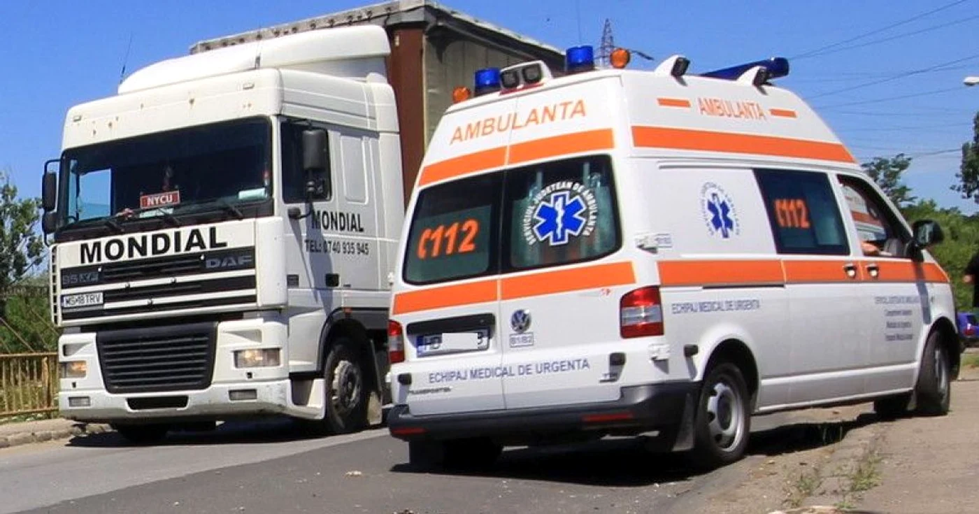 Tânăra a fost lovită de maşina Ambulanţei. ARHIVĂ.