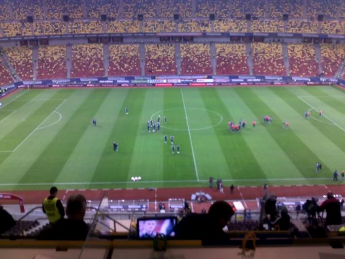 Componentii nationalei Irlandei de Nord și cei ai echipei României erau despartiti de linia de centru a terenului