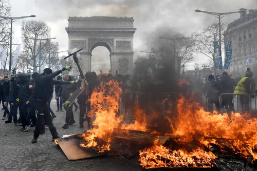 Demonstraţie violentă a vestele galbene la Paris FOTO EPA-EFE / Julien De Rosa