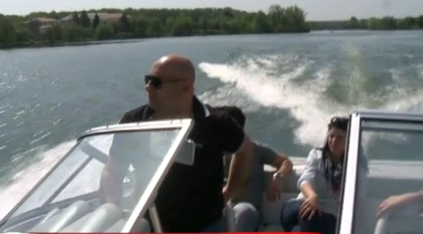 Chef Cătălin şi-a plimbat prietenii cu barca pe lacul Snagov (captură: Acasă TV)