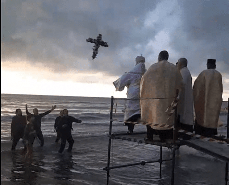 Cine este preotul român care a căzut în Marea Tireniană în momentul în care a aruncat crucea de Bobotează VIDEO