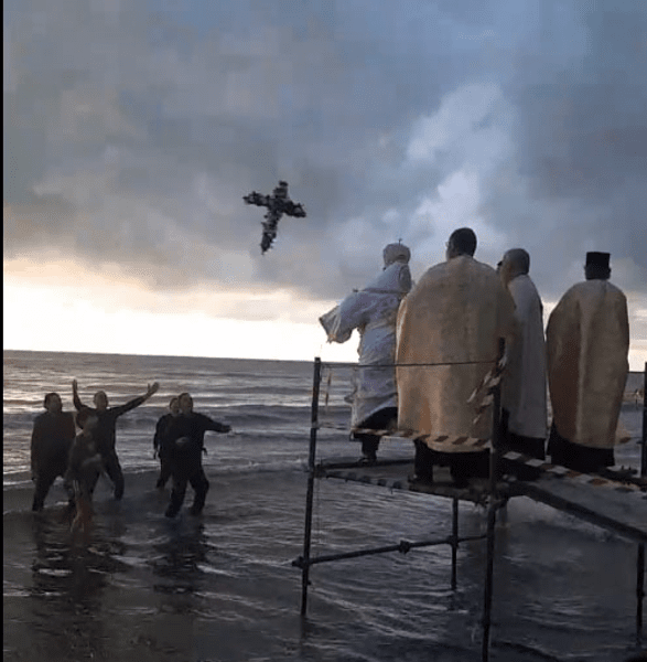 Preot la apă. Un slujitor al bisericii a căzut în mare când a vrut să arunce crucea de Bobotează VIDEO