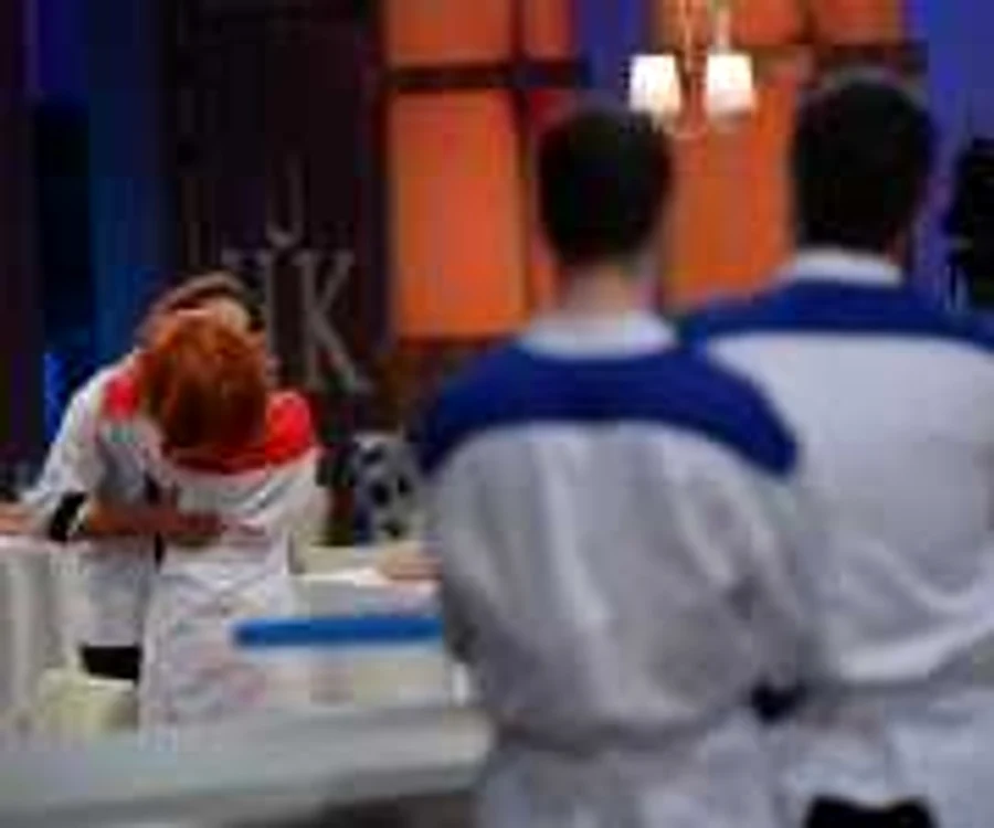Sărutul dintre chef Florin Dumitrescu şi misterioasa concurentă FOTO Florin Stetcu/ Antena 1