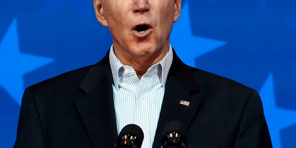 Joe Biden insotit de senatoarea Kamala Harris vorbeşte la Queen theater pe 5 noiembrie în Wilmington Delaware FOTO Getty Images / Drew Angerer