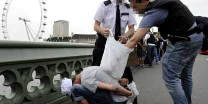 Astă-vară, mai mulţi români au fost arestaţi pe podul Westminster din Londra FOTO London Evening Standard