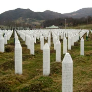 Masacrul de la Srebrenica cimitir foto wikipedia jpg