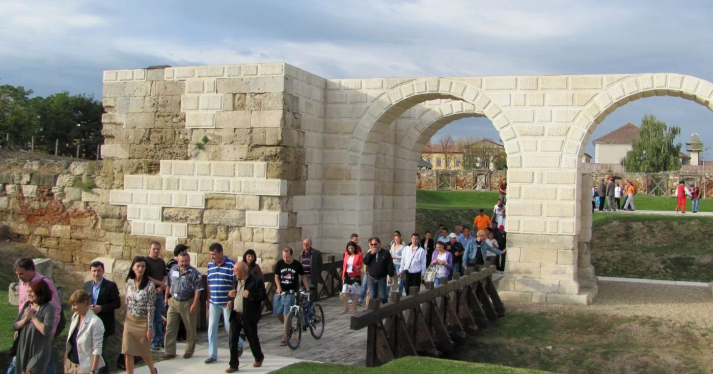 Poarta Castrului Roman din Cetate