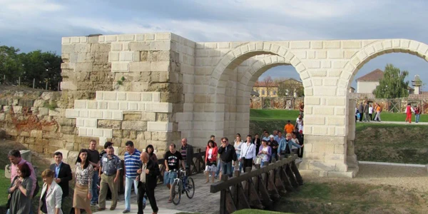 Poarta Castrului Roman din Cetate