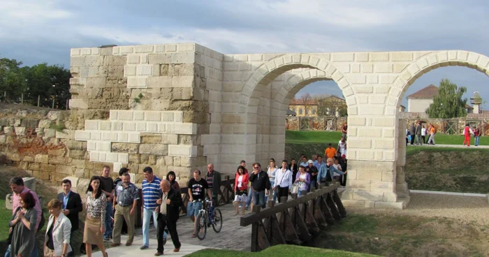Poarta Castrului Roman din Cetate