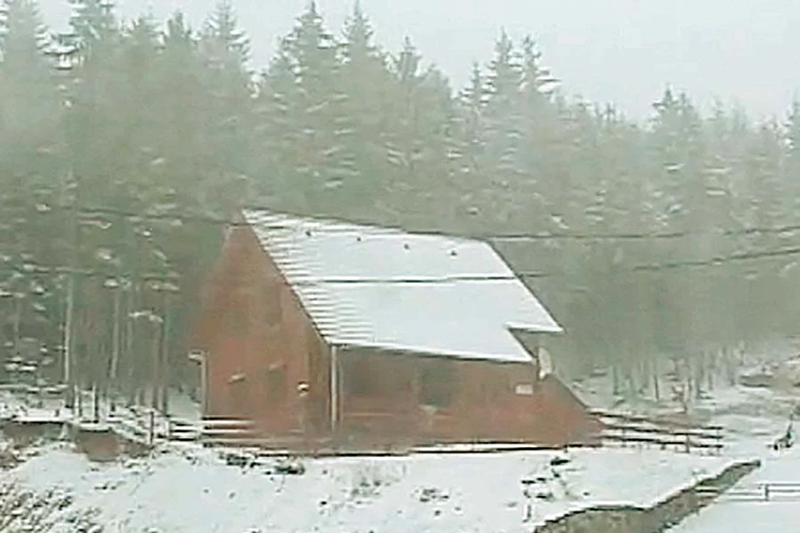 
    Harghita: Ieri a nins şi  a viscolit ca iarna (Captură: antena 1)  