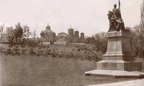 Statuia lui Barbu Catargiu, opera artistului italian Raffaello Romanelli, a fost amplasată inițal la baza Dealului Mitropoliei, în apropierea locului unde a și fost asasinat jpeg