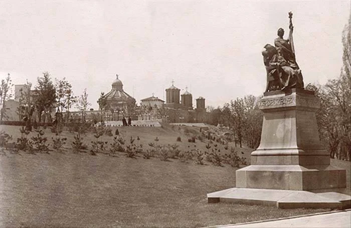 Statuia lui Barbu Catargiu, opera artistului italian Raffaello Romanelli, a fost amplasată inițal la baza Dealului Mitropoliei, în apropierea locului unde a și fost asasinat